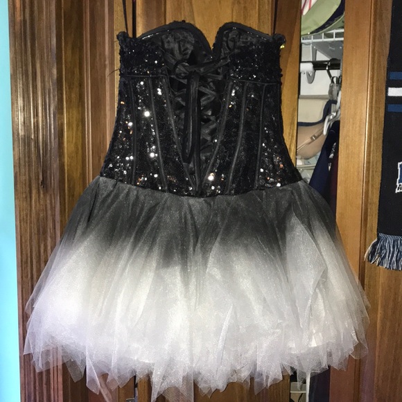 Strapless formal dress - Picture 4 of 5